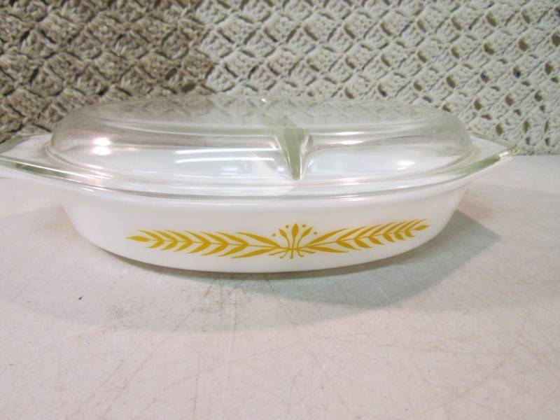 lot 44 image: Vintage Pyrex 1 12 Qt Divided Dish...