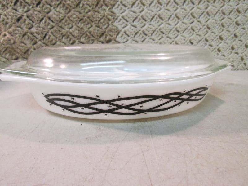 lot 46 image: Vintage Pyrex 1 12 Qt Divided Dish...