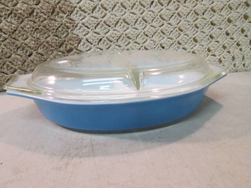 lot 47 image: Vintage Pyrex 1 12 Qt Divided Dish...