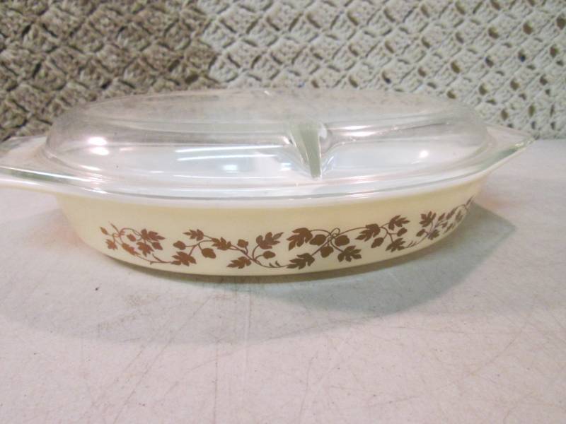 lot 48 image: Vintage Pyrex 1 12 Qt Divided Dish...