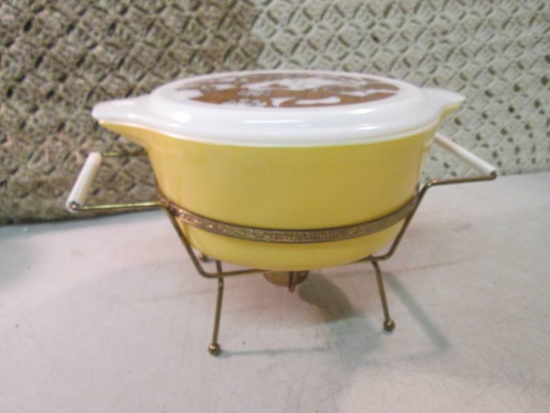 lot 52 image: Vintage Pyrex 2 12 Qt Ovenware wit...