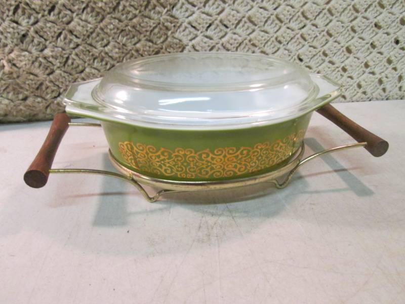 lot 53 image: Vntage Pyrex 1 12 Qt Ovenware with...