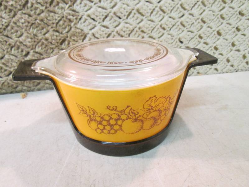 lot 54 image: Vintage Pyrex 1 Qt Ovenware with Li...