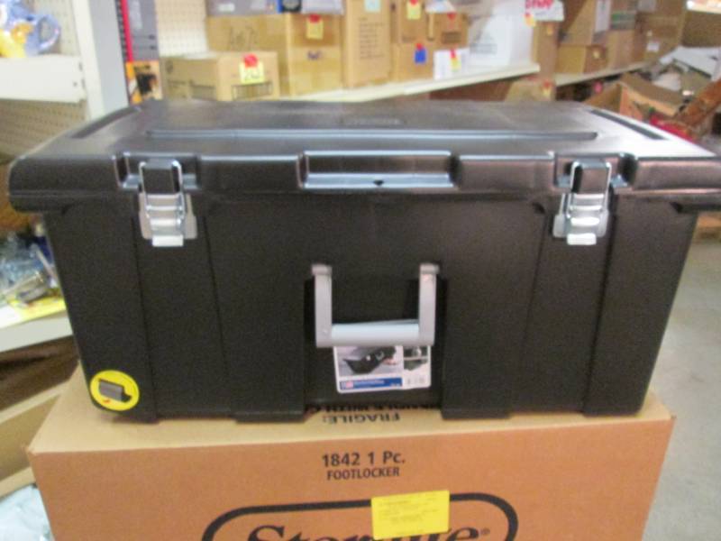 lot 59 image: Sterilite 92 quart Footlocker Stora...