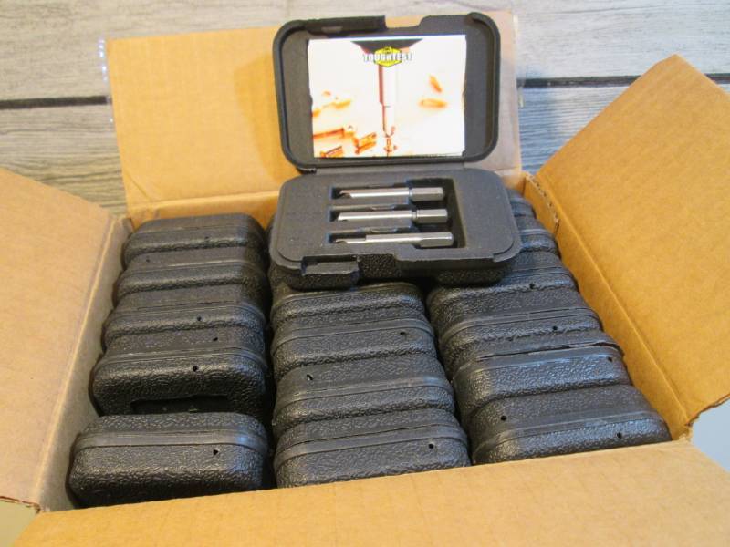 lot 113 image: Lot of 18 3pc Screw Out Damaged Scr...