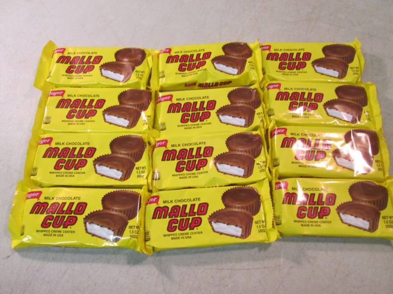 lot 156 image: 12 Milk Chocolate Mallo Cups Best b...