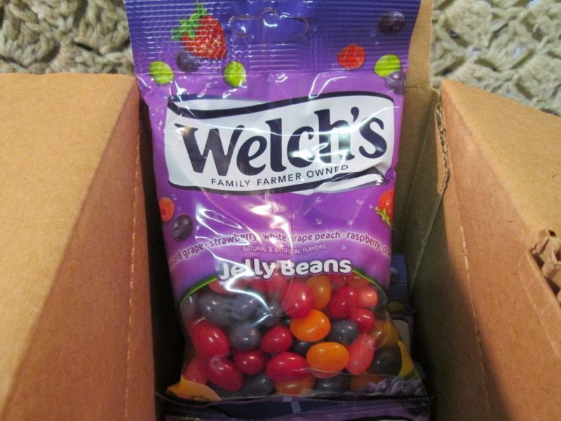 lot 161 image: Box of 8 Bags of Welchs Jelly Bean...