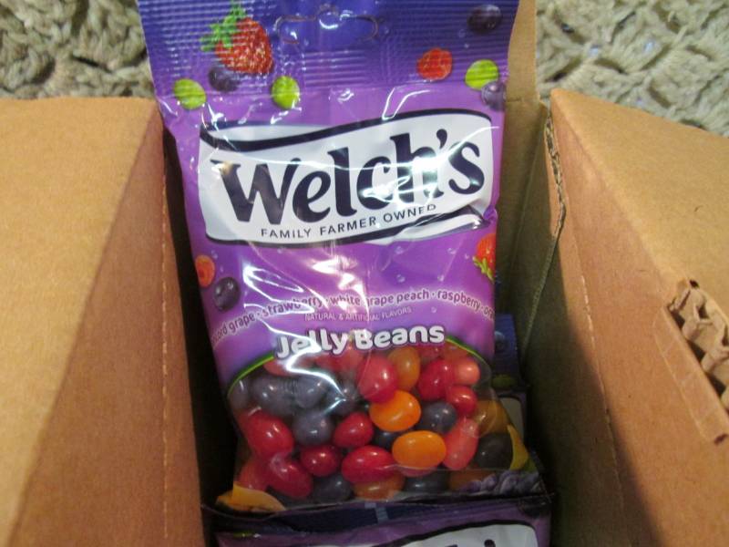 lot 162 image: Box of 8 Bags of Welchs Jelly Bean...