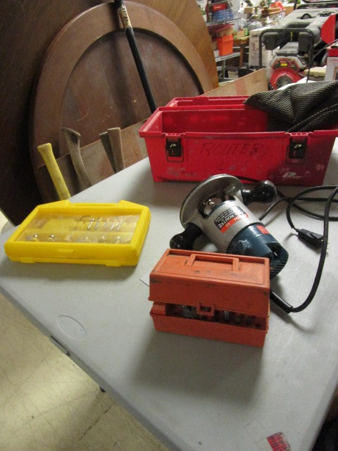 lot 117 image: BOSCH ROUTER WITH ASSORTED BITS