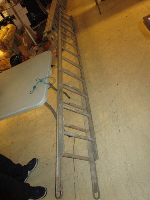 lot 142 image: ALUMINUM EXTENSION LADDER