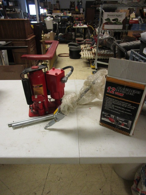 lot 145 image: 12 TON AIRHYDRAULIC BOTTLE JACK