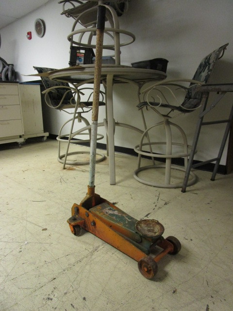 lot 146 image: FLOOR JACK