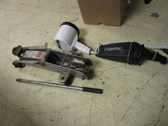 lot 147 image: PRO LIFT FLOOR JACK , CAR VACUUM AND SPOTLIGHT