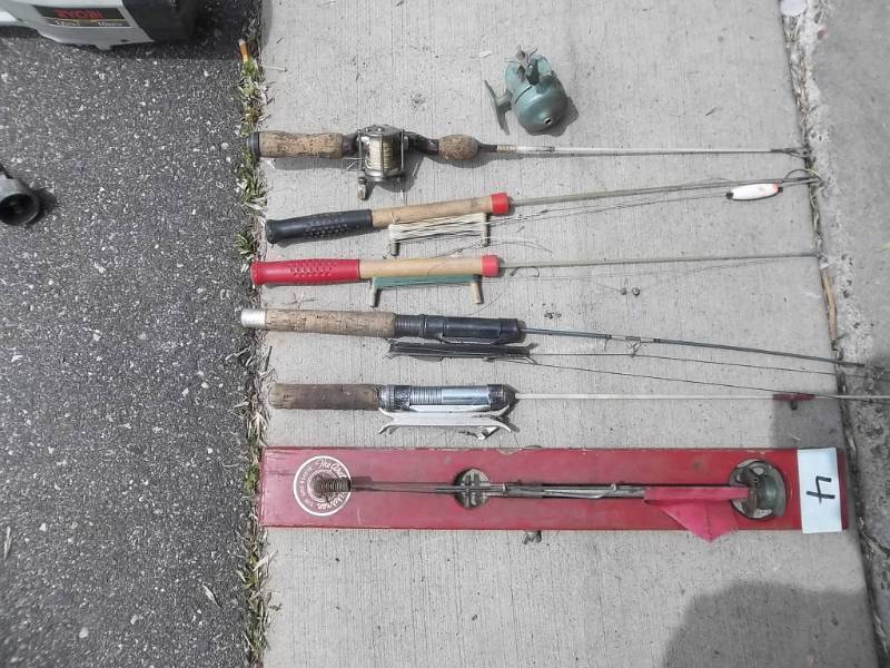 lot 4 image: Vintage Ice Fishing Poles, Jig Sticks, Tip-Up