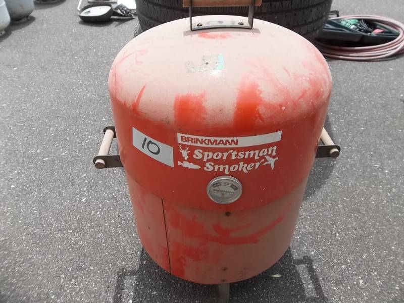 lot 10 image: Brinkman Sports Smoker