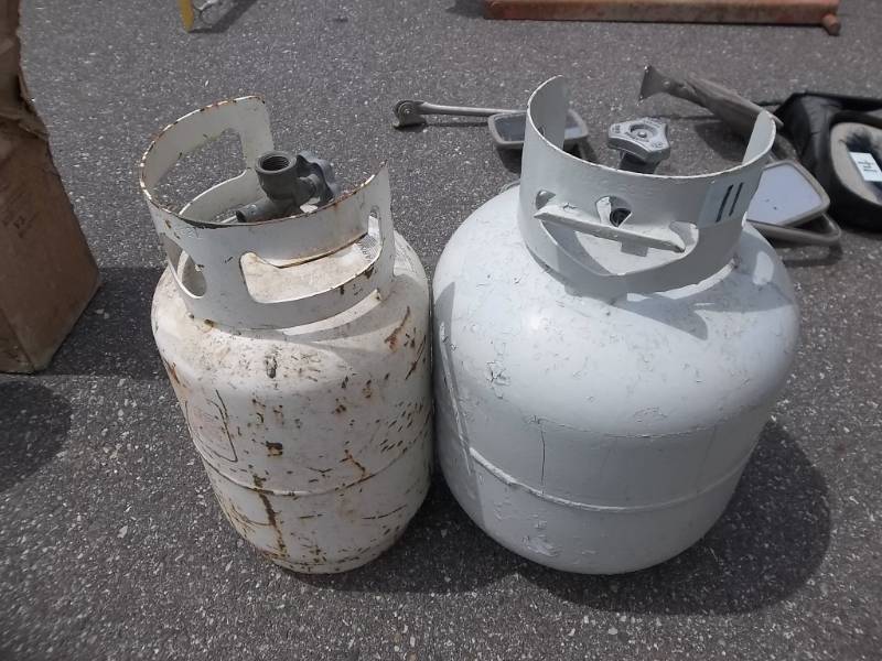lot 11 image: 10 Lb. & 20 Lb. Propane Tanks