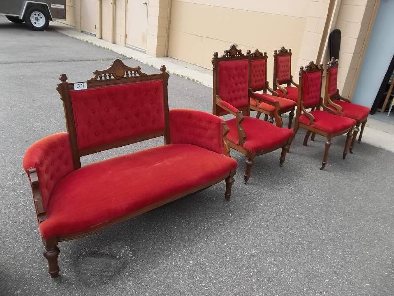lot 27 image: Vintage Victorian Settee Love Seat, Arm Chair & 4 Side Chairs