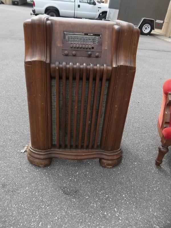 lot 28 image: Vintage Philco Radio Model 41-290. Vacuum Tube Powered.