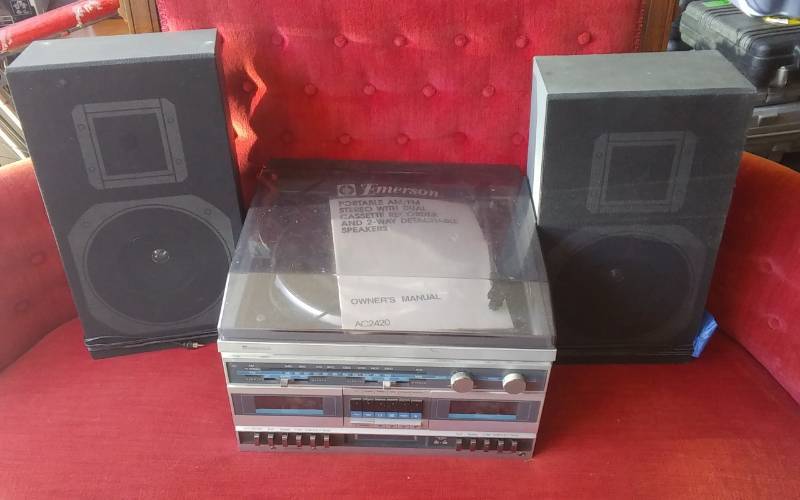 lot 49 image: Emerson AmFm Stereo With Speakers
