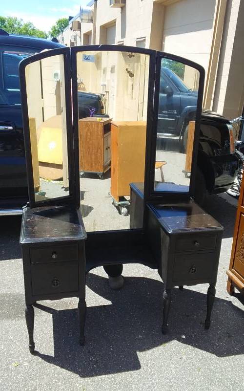 lot 60 image: Vintage VanityDressing Table With Mirror