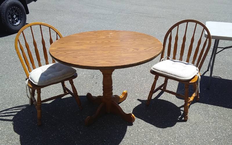 lot 62 image: 42 Inch Round Pedestal Table With 2-Oak Chairs
