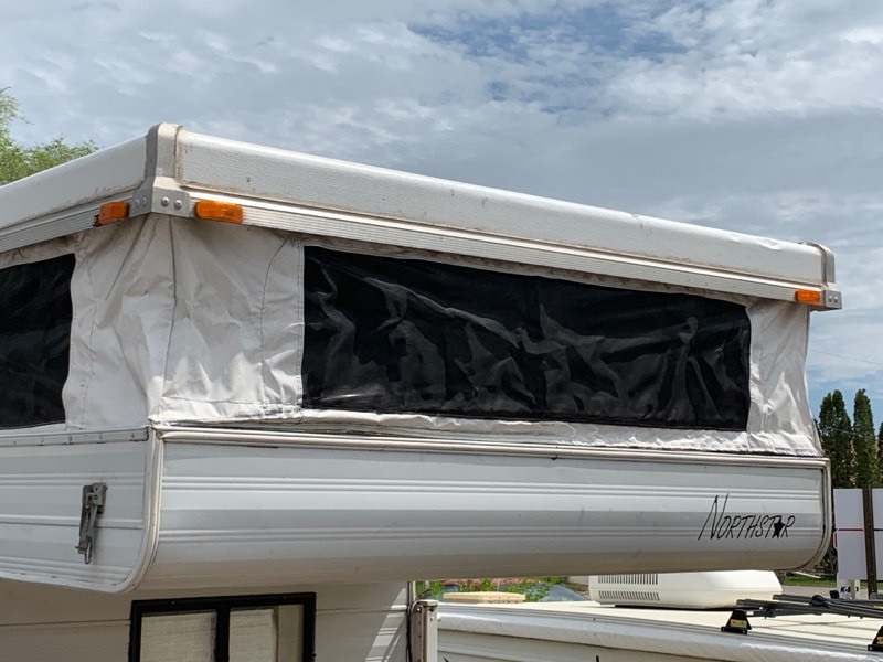 lot 1 image: 2002 Northstar 800-TCU Truck Camper