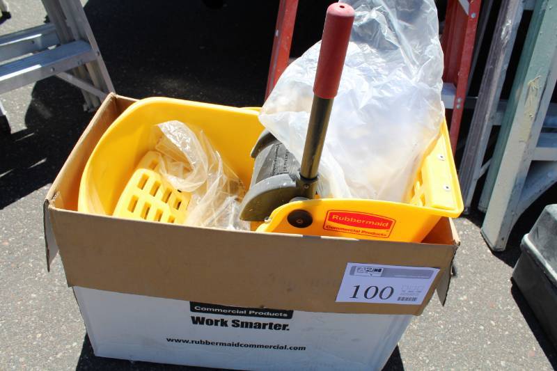 lot 100 image: Rubbermaid Mop Bucket with Squeegee