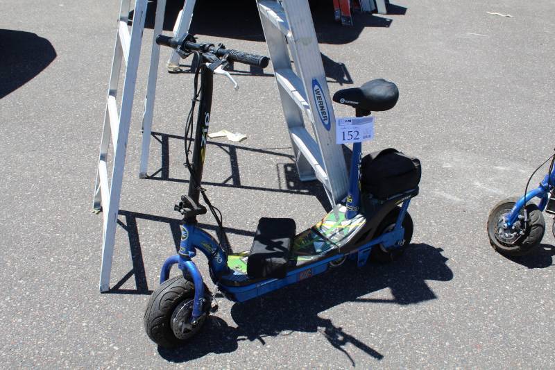 lot 152 image: eZip 400 24VDC Electric Scooter