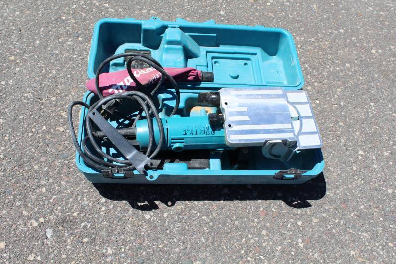 lot 117 image: Makita Router with Guide, Case