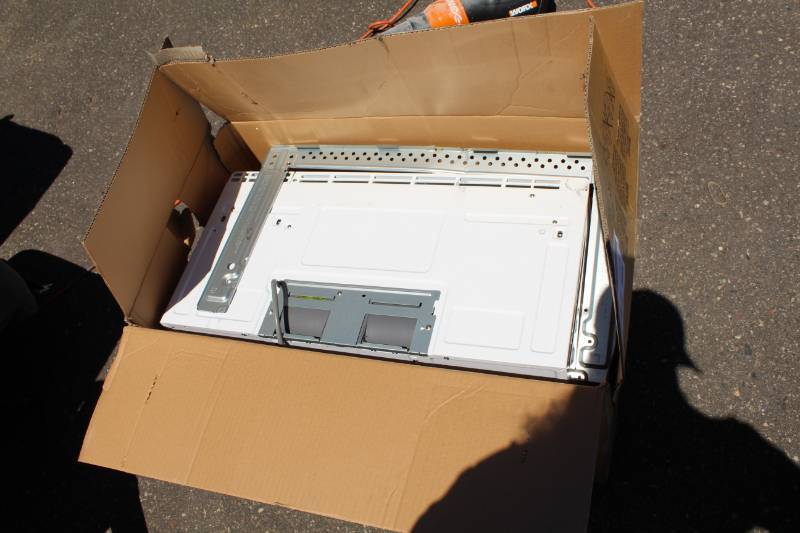 lot 144 image: Samsung Microwave Oven