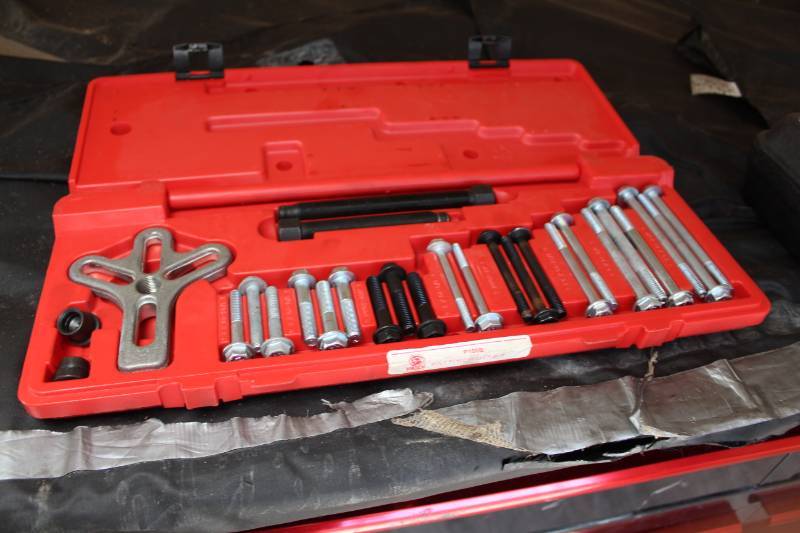 lot 157 image: Matco Tools Bolt Style Puller Set with Case