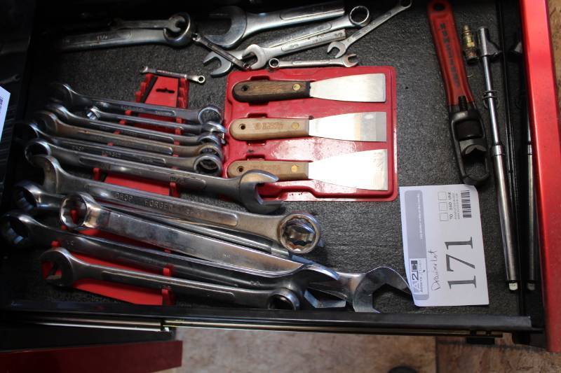 lot 171 image: Combination Wrenches, Pipe Wrench, Putty Knives, Wrench Holders