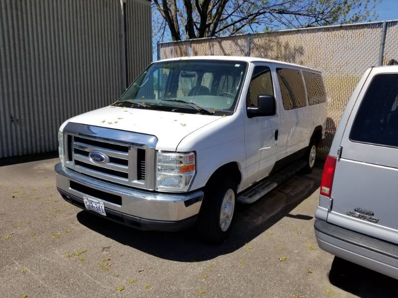 lot 4 image: 2008 Ford Econoline E250 3 Door Cargo Van