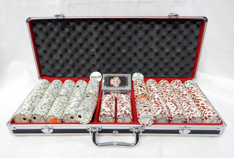 550 Chip Poker Chip Case with Playing Cards and Multi-Denomination Chips
