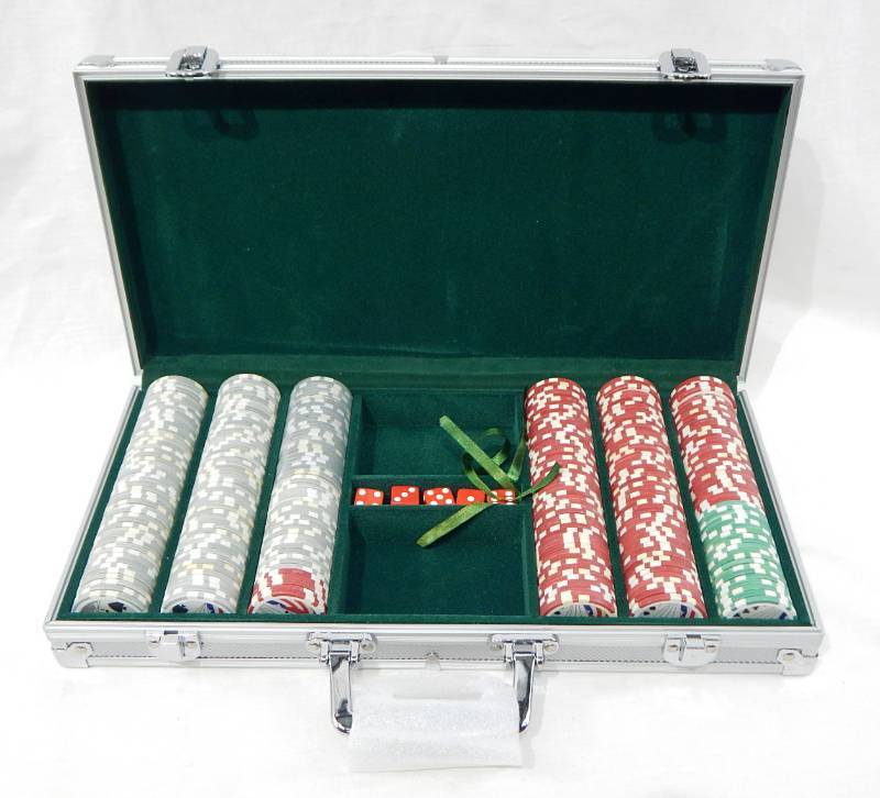 300 Chip Aluminum Poker Chip Case with Dice and Multi-Denomination Chips