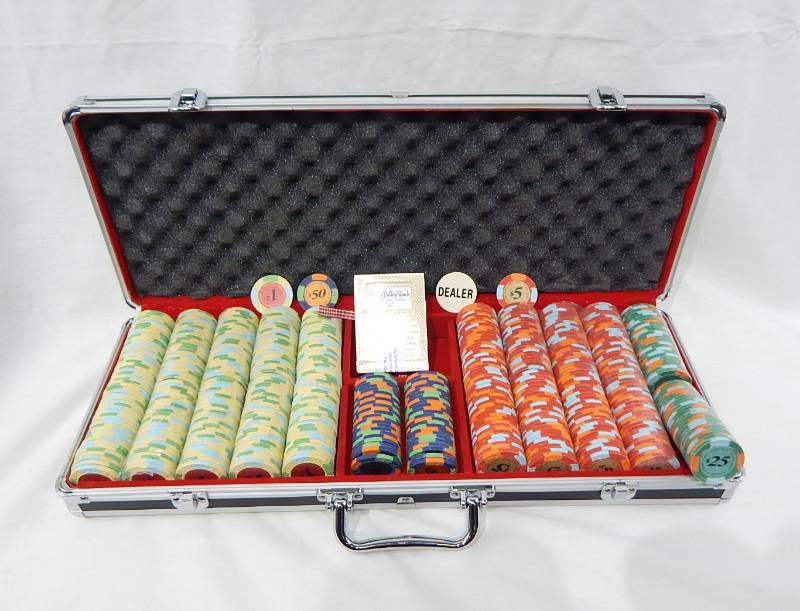 550 Chip  Poker Chip Case with Playing Cards and Las Vegas Themed Multi-Denomination Chips