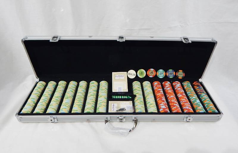 700 Chip Aluminum Poker Chip Case with Playing Cards and Las Vegas Themed Multi-Denomination Chips
