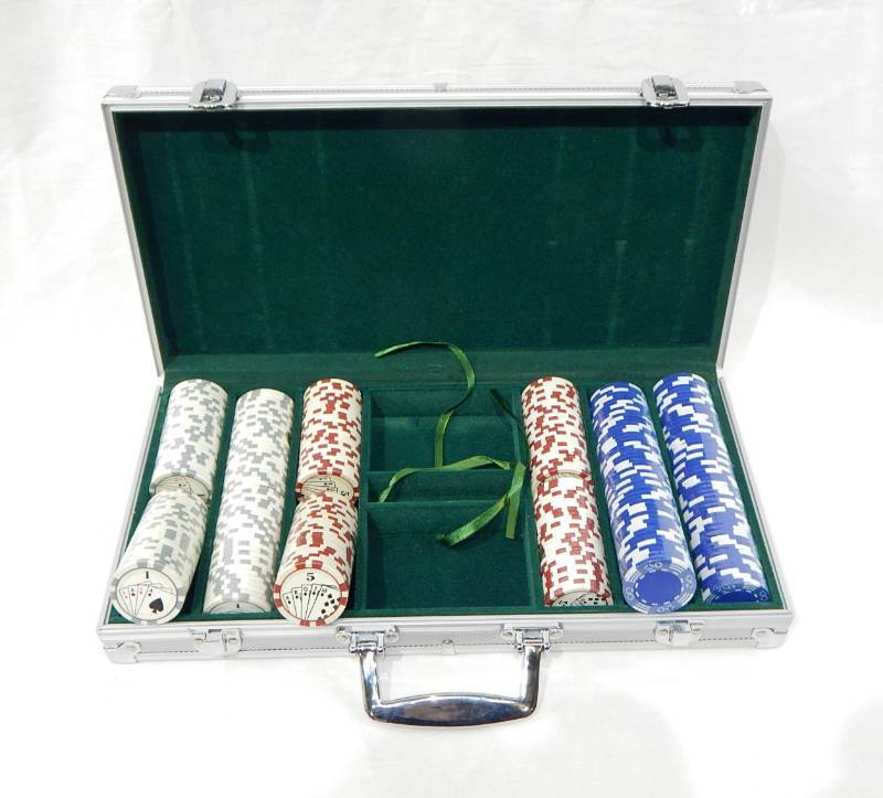 300 Chip Aluminum Poker Chip Case with Dice and Multi-Denomination Chips
