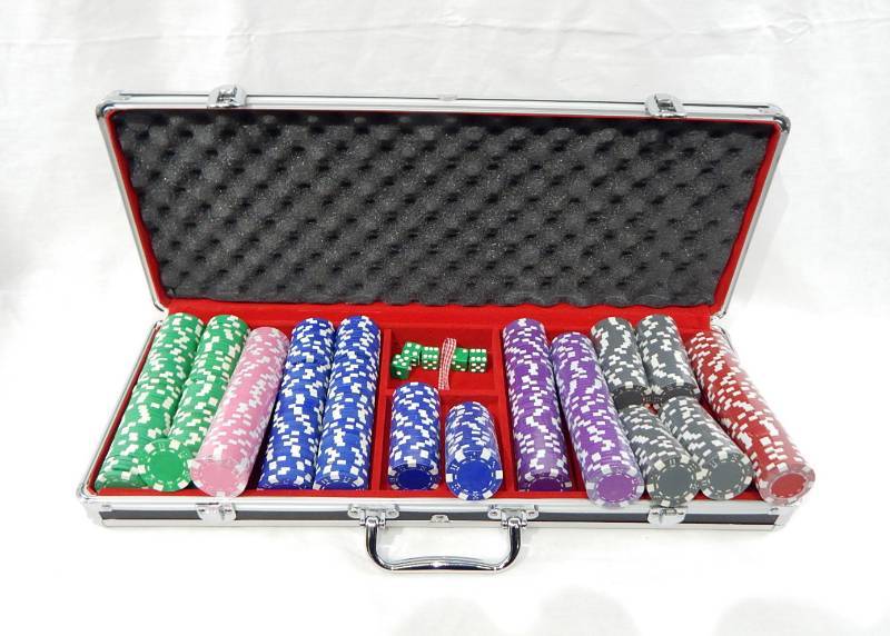 550 Chip Poker Chip Case with Multi-Color Chips and Gaming Dice