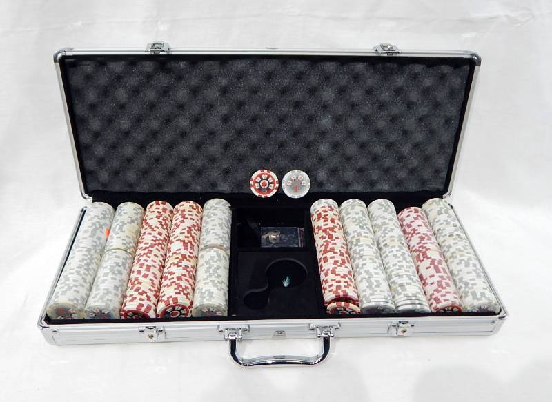 500 Chip Locking Aluminum Poker Chip Case with Multi-Denomination Chips