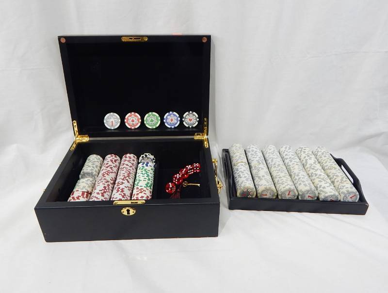 500 Chip Locking Wood Poker Chip Case with Gaming Dice