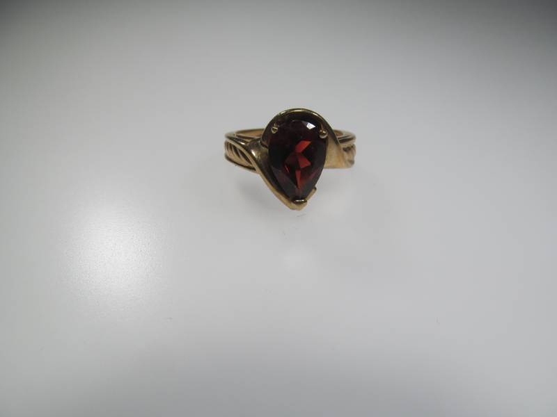 lot 5 image: 10 Carat Gold Ring with Garnet