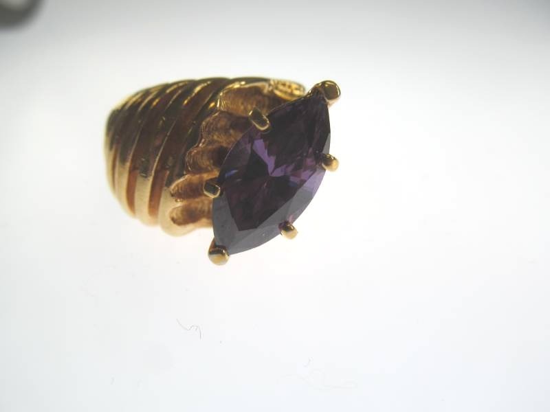 lot 21 image: 18 Carat Ring