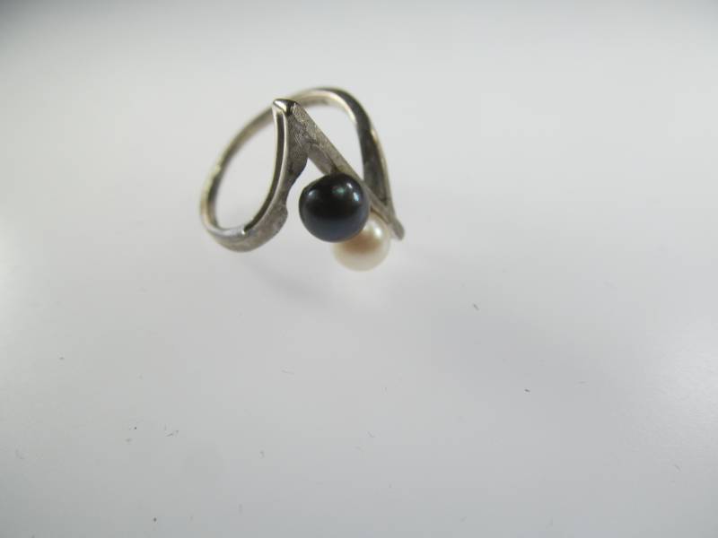 lot 35 image: 10 Carat White Gold Ring w 2 Pearls