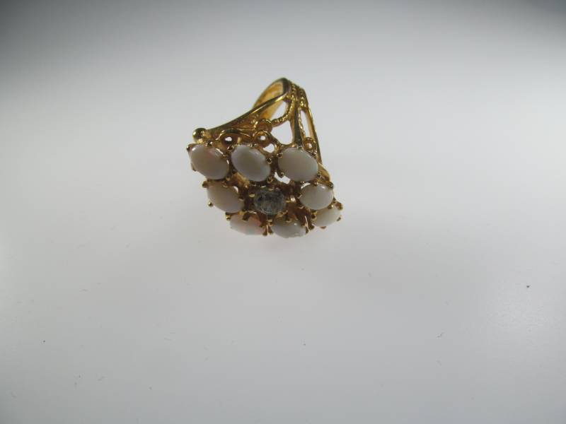 lot 36 image: 18 Carat Gold Ring with Opals