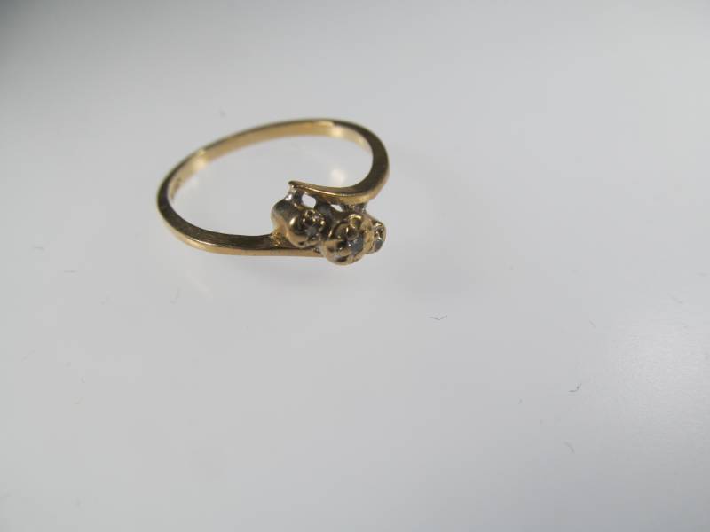lot 40 image: 8 Carat Gold Ring with 3 Diamonds