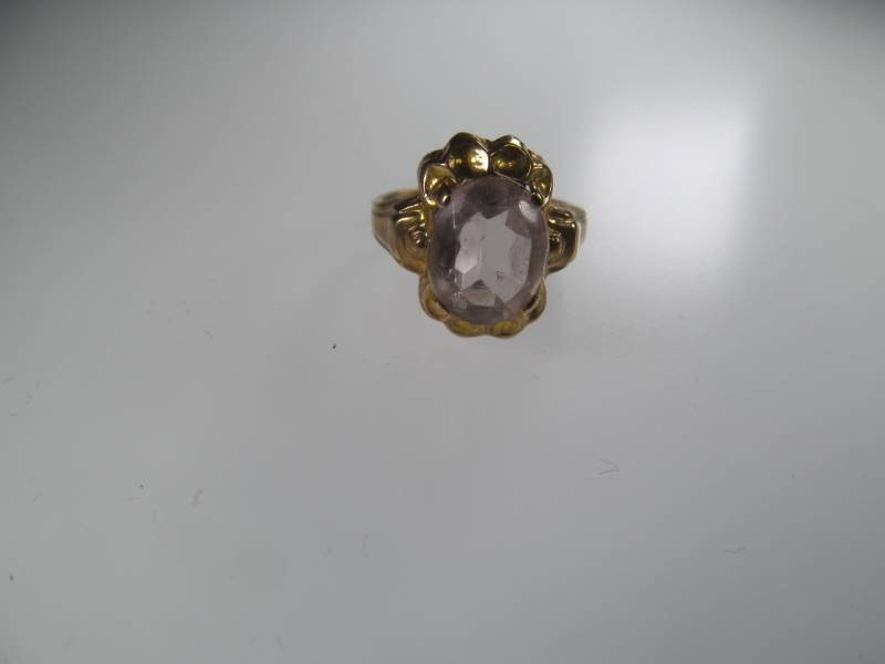 lot 41 image: 8 Carat Gold Ring with Pink Glass