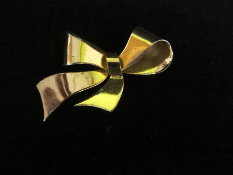 lot 48 image: Coro Sterling Box Pin