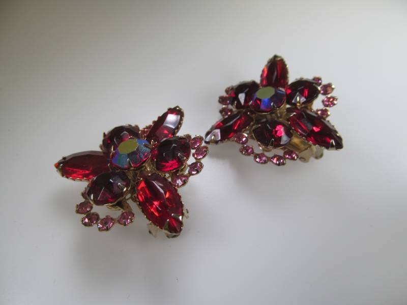 lot 49 image: Vintage Clip-on Earrings