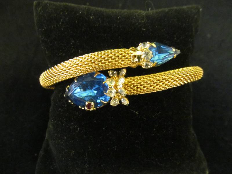 lot 52 image: Gold tone Clamp Bracelet